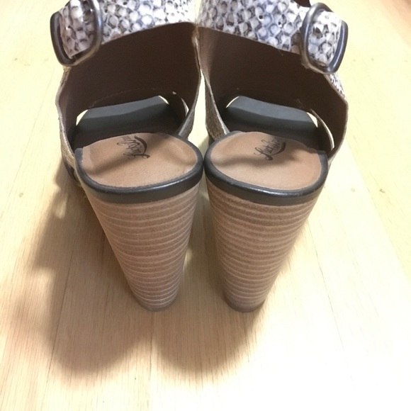 NWOT Lucky Brand Two-Tone Sandals - Picture 3 of 4